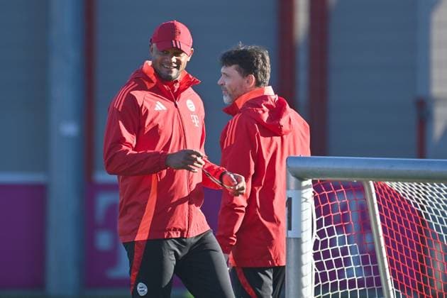 Trainer Vincent KOMPANY (Bayern Muenchen),l lacht,lachen,lachend,optimistisch,gutgelaunt,re,hi: Walter GFRERER (Fitness Trainer FCB). Abschlusstraining Fussball Champions League Ligaphase, FC Bayern Muenchen - Paris Saint German (PSG) am 26.11.2024, A L L I A N Z A R E N A.
