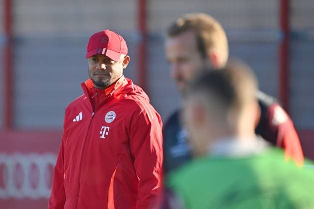 Trainer Vincent KOMPANY (Bayern Muenchen) , re:Harry KANE (Bayern Muenchen). Abschlusstraining Fussball Champions League Ligaphase, FC Bayern Muenchen - Paris Saint German (PSG) am 26.11.2024, A L L I A N Z A R E N A.