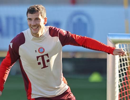 8 Leon Goretzka, Portraet, Portrait, freut sich Fussball Abschlusstraining - FC Bayern München vor UEFA Champions League-Spiel vs. Paris Saint-Germain 25.11.2024 Trainingsgelände, Säbenerstr. FOTO: Mladen Lackovic LakoPress