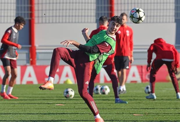 Sport Themen der Woche KW48 Sport Bilder des Tages 45 Aleksandar Pavlovic, Einzelbild, Freisteller, am Ball Fussball Abschlusstraining - FC Bayern München vor UEFA Champions League-Spiel vs. Paris Saint-Germain 25.11.2024 Trainingsgelände, Säbenerstr. FOTO: Mladen Lackovic LakoPress *** 45 Aleksandar Pavlovic, single image, cropped, on the ball Football final training FC Bayern Munich before UEFA Champions League match against Paris Saint Germain 25 11 2024 Training ground, Säbenerstr PHOTO Mladen Lackovic LakoPress