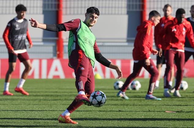 45 Aleksandar Pavlovic, Einzelbild, Freisteller, am Ball Fussball Abschlusstraining - FC Bayern München vor UEFA Champions League-Spiel vs. Paris Saint-Germain 25.11.2024 Trainingsgelände, Säbenerstr. FOTO: Mladen Lackovic LakoPress