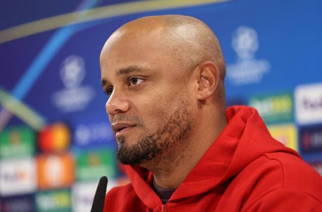 München, Deutschland, 25. November 2024: Fussball, Herren, Saison 2024 2025, FC Bayern München, Säbener Strasse, Trainingsgelände, Internationale Pressekonferenz, Champions League Vincent Kompany, Trainer (FC Bayern München)Kopf, Portrait auf der Pressekonferenz