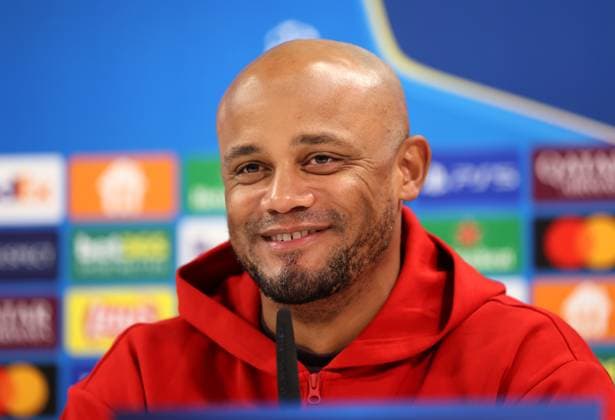 München, Deutschland, 25. November 2024: Fussball, Herren, Saison 2024 2025, FC Bayern München, Säbener Strasse, Trainingsgelände, Internationale Pressekonferenz, Champions League Vincent Kompany, Trainer (FC Bayern München)Kopf, Portrait auf der Pressekonferenz, lächeln, grinsen