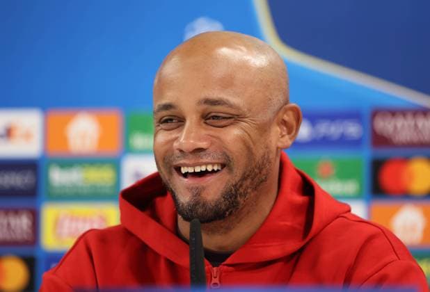 Sport Themen der Woche KW48 Sport Bilder des Tages München, Deutschland, 25. November 2024: Fussball, Herren, Saison 2024 2025, FC Bayern München, Säbener Strasse, Trainingsgelände, Internationale Pressekonferenz, Champions League Vincent Kompany, Trainer (FC Bayern München)Kopf, Portrait auf der Pressekonferenz, lacht, lachen, grinsen *** Munich, Germany, November 25, 2024 Football, Men, Season 2024 2025, FC Bayern Munich, Säbener Strasse, Training ground, International press conference, Champions League Vincent Kompany, Coach FC Bayern Munich head, Portrait at the press conference, laugh, smile, grin