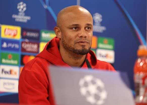 München, Deutschland, 25. November 2024: Fussball, Herren, Saison 2024 2025, FC Bayern München, Säbener Strasse, Trainingsgelände, Internationale Pressekonferenz, Champions League Vincent Kompany, Trainer (FC Bayern München)Kopf, Portrait auf der Pressekonferenz