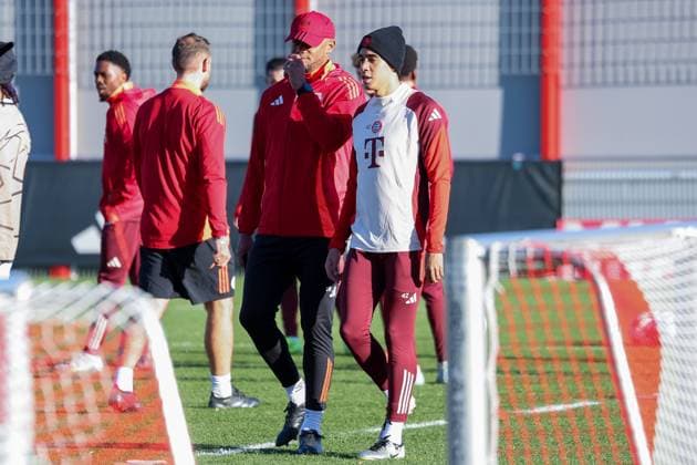Vincent Kompany (FC Bayern Muenchen, Cheftrainer) im Gespraech mit Jamal Musiala (FC Bayern Muenchen, 42), Ger, Abschlusstraining, FC Bayern Muenchen, Fussball, UEFA Champions League, 5. Spieltag, Saison 2024 2025, 25.11.2024, Ger, Abschlusstraining, FC Bayern Muenchen, Fussball, UEFA Champions League, 5. Spieltag, Saison 2024 2025, 25.11.2024 Muenchen Copyright: xEibner-Pressefoto JennixMaulx EP_JML