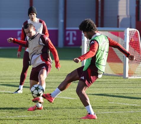 25.11.2024, Abschlusstraining, Champions League Saebenerstrasse Muenchen, Fussball, im Bild: Jamal Musiala (FC Bayern Muenchen) und Raphael Guerreiro (FC Bayern Muenchen) vs Serge Gnabry (FC Bayern Muenchen)