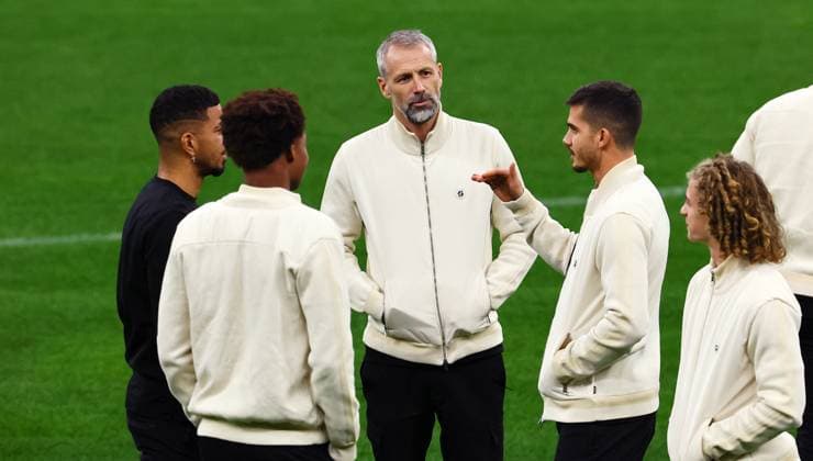 RB Leipzig - Platzbegehung Champions League Mailand, 25.11.2024, Giuseppe-Meazza-Stadion, Fussball, Champions League, Matchday-1, RB Leipzig vs. Inter Mailand am 26 11 2024 , RB Leipzig Platzbegehung , Im Bild: Trainer Marco Rose bei Benjamin Henrichs (39, RB Leipzig), Antonio Nusa (RB Leipzig), Andre Silva (19, RB Leipzig). ,