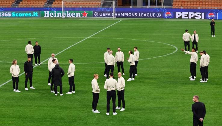 RB Leipzig - Platzbegehung Champions League Mailand, 25.11.2024, Giuseppe-Meazza-Stadion, Fussball, Champions League, Matchday-1, RB Leipzig vs. Inter Mailand am 26 11 2024 , Im Bild: RB Leipzig Platzbegehung ,