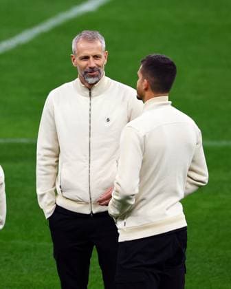 RB Leipzig - Platzbegehung Champions League Mailand, 25.11.2024, Giuseppe-Meazza-Stadion, Fussball, Champions League, Matchday-1, RB Leipzig vs. Inter Mailand am 26 11 2024 , RB Leipzig Platzbegehung , Im Bild: Trainer Marco Rose, RB Leipzig, Andre Silva (19, RB Leipzig) ,