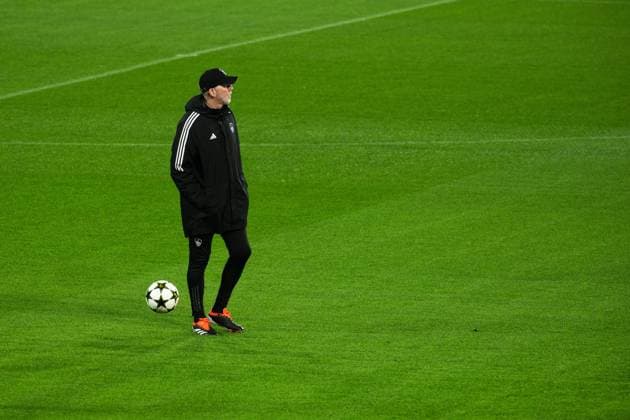 STADE BRESTOIS - VEILLE DE LIGUE DES CHAMPIONS PHOTOPQR OUEST FRANCE Guillaume Saligot ; Barcelone ; 25 11 2024 ; Football - Ligue des Champions ( LDC ) - Entrainement et conference de presse Brest Roy avant le match -FCBarcelona VS. Stade Brestois 29 ( SB29 Brest ) au Lluís Companys Olympic Stadium Stade Olympique de Montjuic a Barcelone ( Espagne ) , le 25 Novembre 2024 . Ici l entraineur du Stade Brestois , Eric Roy sur la pelouse l entrainement . Photo : Guillaume Saligot Ouest-France Barcelone France  Copyright: xPHOTOPQR OUESTxFRANCE MAXPPPxGuillaumexSaligotx 20241125OFR0214 20241125OFR0214