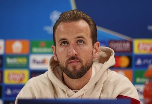 München, Deutschland, 25. November 2024: Fussball, Herren, Saison 2024 2025, FC Bayern München, Säbener Strasse, Trainingsgelände, Internationale Pressekonferenz, Champions League Harry Kane (FC Bayern München) Kopf, Portrait bei der Pressekonferenz, Blick nach oben