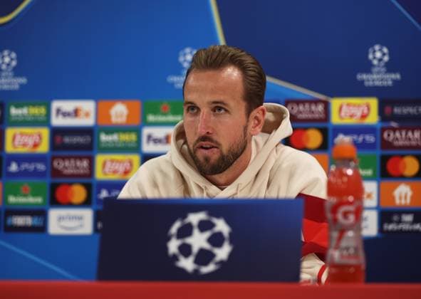 München, Deutschland, 25. November 2024: Fussball, Herren, Saison 2024 2025, FC Bayern München, Säbener Strasse, Trainingsgelände, Internationale Pressekonferenz, Champions League Harry Kane (FC Bayern München) Kopf, Portrait bei der Pressekonferenz