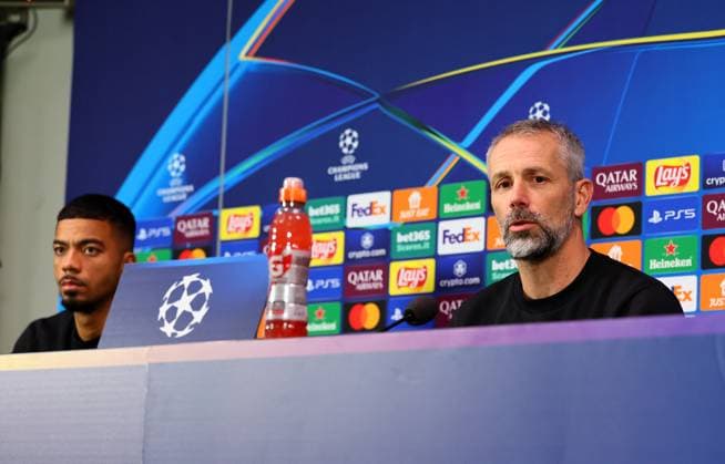 RB Leipzig - Pressekonferenz Champions League Mailand, 25.11.2024, Giuseppe-Meazza-Stadion, Fussball, Champions League, Matchday-1, RB Leipzig vs. Inter Mailand am 26 11 2024 , RB Leipzig Pressekonferenz , Im Bild: Benjamin Henrichs (39, RB Leipzig), Trainer Marco Rose, RB Leipzig ,