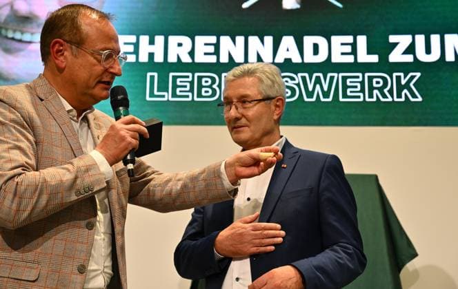 25.11.2024 - SpVgg Greuther Fürth Fuerth - Mitgliederversammlung 2024 - - xwoxzix - Ehrung für Lebenswerk - Volker Heißmann Heissmann ( Präsident SpVgg Greuther Fürth eV , Mitglied Aufsichtsrat SpVgg Greuther Fürth ) Helmut Hack (ehem. Präsident Geschäftsführer SpVgg Greuther Fürth )