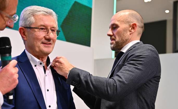 Sport Bilder des Tages 25.11.2024 - SpVgg Greuther Fürth Fuerth - Mitgliederversammlung 2024 - - xwoxzix - Ehrung für Lebenswerk - Helmut Hack (ehem. Präsident Geschäftsführer SpVgg Greuther Fürth ) Holger Schwiewagner (Geschäftsführer Vizepräsident SpVgg Greuther Fürth )