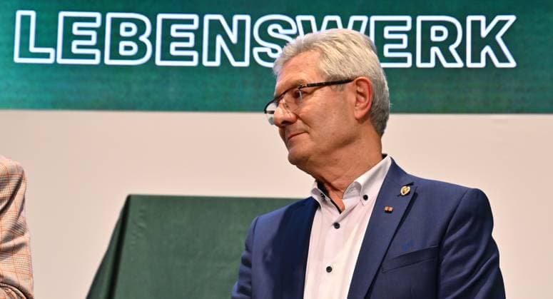 25.11.2024 - SpVgg Greuther Fürth Fuerth - Mitgliederversammlung 2024 - - xwoxzix - Ehrung für Lebenswerk - Helmut Hack (ehem. Präsident Geschäftsführer SpVgg Greuther Fürth )
