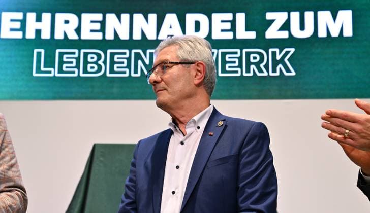 25.11.2024 - SpVgg Greuther Fürth Fuerth - Mitgliederversammlung 2024 - - xwoxzix - Ehrung für Lebenswerk - Helmut Hack (ehem. Präsident Geschäftsführer SpVgg Greuther Fürth )