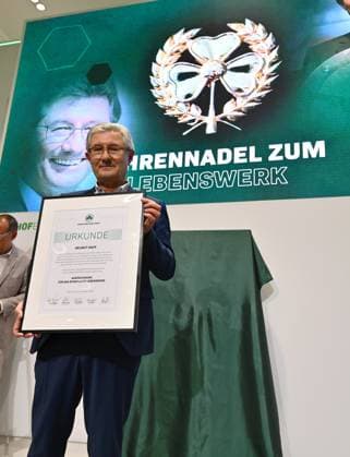 25.11.2024 - SpVgg Greuther Fürth Fuerth - Mitgliederversammlung 2024 - - xwoxzix - Ehrung für Lebenswerk - Helmut Hack (ehem. Präsident Geschäftsführer SpVgg Greuther Fürth )