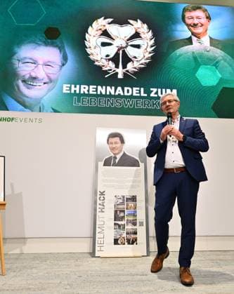 25.11.2024 - SpVgg Greuther Fürth Fuerth - Mitgliederversammlung 2024 - - xwoxzix - Ehrung für Lebenswerk - Helmut Hack (ehem. Präsident Geschäftsführer SpVgg Greuther Fürth )