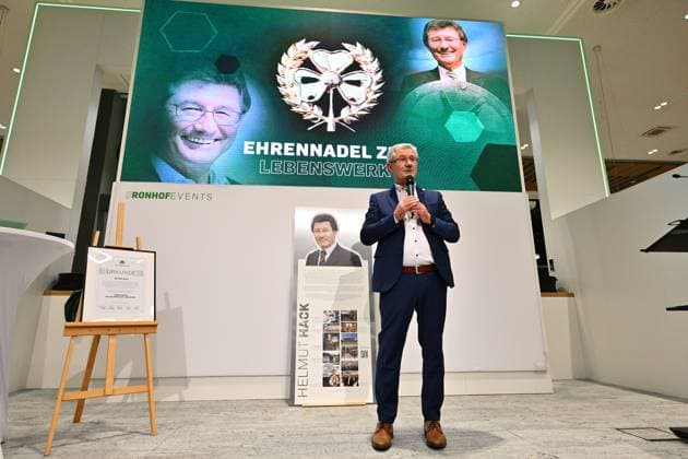 25.11.2024 - SpVgg Greuther Fürth Fuerth - Mitgliederversammlung 2024 - - xwoxzix - Ehrung für Lebenswerk - Helmut Hack (ehem. Präsident Geschäftsführer SpVgg Greuther Fürth )