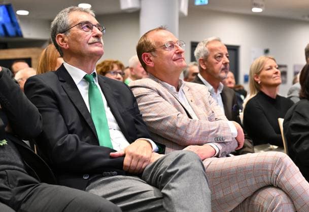 25.11.2024 - SpVgg Greuther Fürth Fuerth - Mitgliederversammlung 2024 - - xwoxzix - Günther Gerling ( Vizepräsident SpVgg Greuther Fürth ) Volker Heißmann Heissmann ( Präsident SpVgg Greuther Fürth eV , Mitglied Aufsichtsrat SpVgg Greuther Fürth )