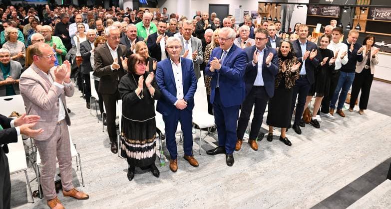 25.11.2024 - SpVgg Greuther Fürth Fuerth - Mitgliederversammlung 2024 - - xwoxzix - Ehrung für Lebenswerk - Helmut Hack (ehem. Präsident Geschäftsführer SpVgg Greuther Fürth ) Applaus