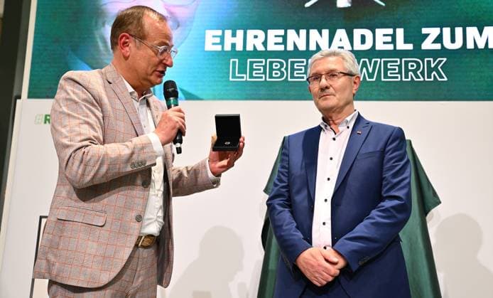 25.11.2024 - SpVgg Greuther Fürth Fuerth - Mitgliederversammlung 2024 - - xwoxzix - Ehrung für Lebenswerk - Volker Heißmann Heissmann ( Präsident SpVgg Greuther Fürth eV , Mitglied Aufsichtsrat SpVgg Greuther Fürth ) Helmut Hack (ehem. Präsident Geschäftsführer SpVgg Greuther Fürth )