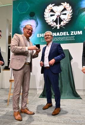 25.11.2024 - SpVgg Greuther Fürth Fuerth - Mitgliederversammlung 2024 - - xwoxzix - Ehrung für Lebenswerk - Volker Heißmann Heissmann ( Präsident SpVgg Greuther Fürth eV , Mitglied Aufsichtsrat SpVgg Greuther Fürth ) Helmut Hack (ehem. Präsident Geschäftsführer SpVgg Greuther Fürth )