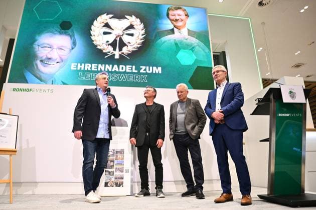 25.11.2024 - SpVgg Greuther Fürth Fuerth - Mitgliederversammlung 2024 - - xwoxzix - Mike Büskens spricht - von links : Mike Büskens - Eugen Hach - Benno Möhlmann Helmut Hack (ehem. Präsident Geschäftsführer SpVgg Greuther Fürth )