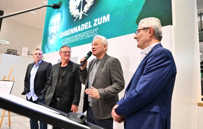 25.11.2024 - SpVgg Greuther Fürth Fuerth - Mitgliederversammlung 2024 - - xwoxzix - Benno Möhlmann spricht - von links : Mike Büskens - Eugen Hach - Benno Möhlmann - Helmut Hack (ehem. Präsident Geschäftsführer SpVgg Greuther Fürth )