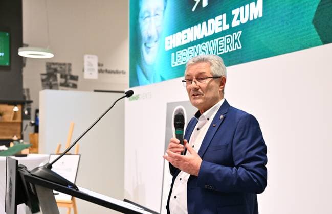 25.11.2024 - SpVgg Greuther Fürth Fuerth - Mitgliederversammlung 2024 - - xwoxzix - Helmut Hack (ehem. Präsident Geschäftsführer SpVgg Greuther Fürth )
