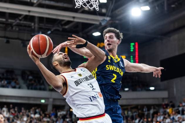 Sport Themen der Woche KW48 Sport Bilder des Tages FIBA Basketball, EuroBasket Qualifiers 2025, Herren. Gruppe D. 25.11.2024, Deutschland - Schweden Johannes Thiemann (Deutschland, No32), Adam Ramstedt (Schweden, No2) Copyright: Alexander Trienitz. *** FIBA Basketball, EuroBasket Qualifiers 2025, Mens Group D 25 11 2024, Germany Sweden Johannes Thiemann Germany, No32 , Adam Ramstedt Sweden, No2 Copyright Alexander Trienitz