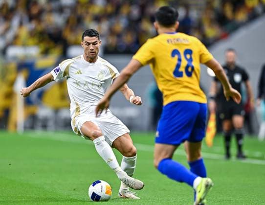 AFC CHAMPIONS LEAGUE ELITE, AL GHARAFA SC (QTR) v AL NASSR FC (KSA) Cristiano Ronaldo (L) of Al Nassr FC and Wajdi Kechrida of Al Gharafa SC in action during the AFC Champions League elite west football match between Qatar s Al Gharafa SC and Saudi Arabia s Al Nassr FC at Al-Bayt Stadium in Al Khor, Qatar, on November 25, 2024 DOHA Qatar Copyright: xNAUSHADx