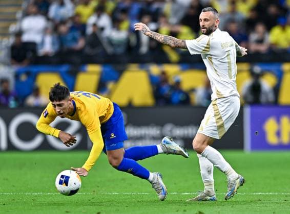AFC CHAMPIONS LEAGUE ELITE, AL GHARAFA SC (QTR) v AL NASSR FC (KSA) Marcelo Brozovic (R) of Al Nassr FC and Fabricio Diaz Badaracco of Al Gharafa SC in action during the AFC Champions League elite west football match between Qatar s Al Gharafa SC and Saudi Arabia s Al Nassr FC at Al-Bayt Stadium in Al Khor, Qatar, on November 25, 2024 DOHA Qatar Copyright: xNAUSHADx