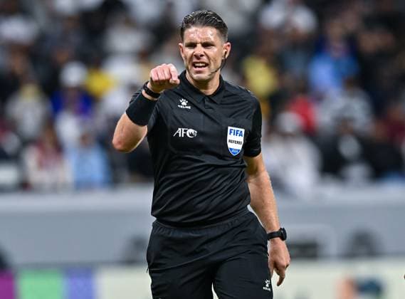 AFC CHAMPIONS LEAGUE ELITE, AL GHARAFA SC (QTR) v AL NASSR FC (KSA) Referee Shaun Evans from Australia gestures during the AFC Champions League elite west football match between Qatar s Al Gharafa SC and Saudi Arabia s Al Nassr FC at Al-Bayt Stadium in Al Khor, Qatar, on November 25, 2024 DOHA Qatar Copyright: xNAUSHADx