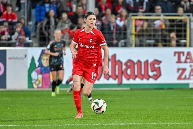 Eileen Campbell (SC Freiburg Frauen, 10) GER, SC Freiburg - FC Bayern Muenchen, Frauen-Fussball, DFB Pokal, Achtelfinale, Saison 2024 2025, 24.11.2024 DFB REGULATIONS PROHIBIT ANY USE OF PHOTOGRAPHS AS IMAGE SEQUENCES AND OR QUASI-VIDEO GER, SC Freiburg - FC Bayern Muenchen, Frauen-Fussball, DFB Pokal, Achtelfinale, Saison 2024 2025, 24.11.2024 Freiburg Copyright: xEibner-Pressefoto ThomasxHessx EP_THS