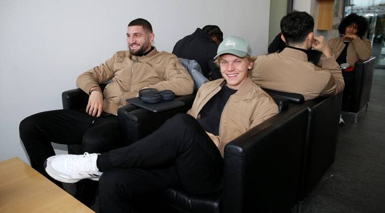 BAU 26.11.2024 Stuttgart Fußball VfB Stuttgart Abflug nach Belgrad, v.l. Jeff Chabot, Frans Krätzig