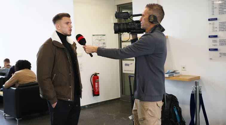 BAU 26.11.2024 Stuttgart Fußball VfB Stuttgart Abflug nach Belgrad, Ermedin Demirovic im Interview mit Holger Laser