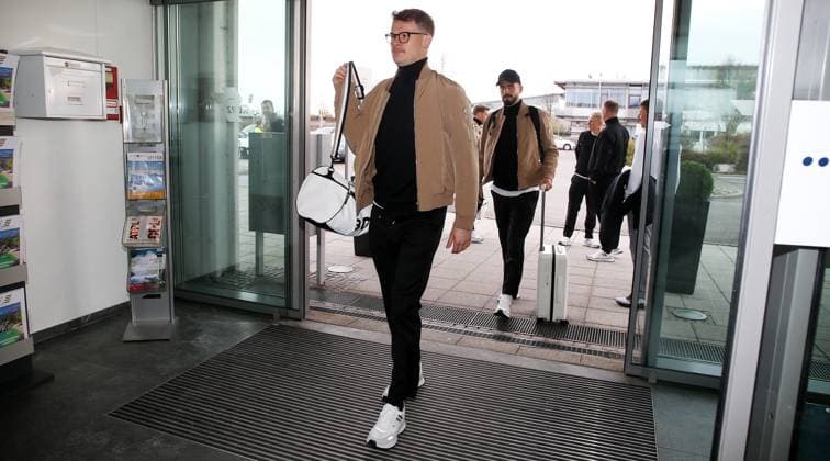 BAU 26.11.2024 Stuttgart Fußball VfB Stuttgart Abflug nach Belgrad, v.l. Alexander Nübel, Fabian Bredlow