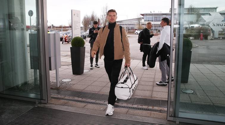Sport Bilder des Tages BAU 26.11.2024 Stuttgart Fußball VfB Stuttgart Abflug nach Belgrad, Maximilian Mittelstädt