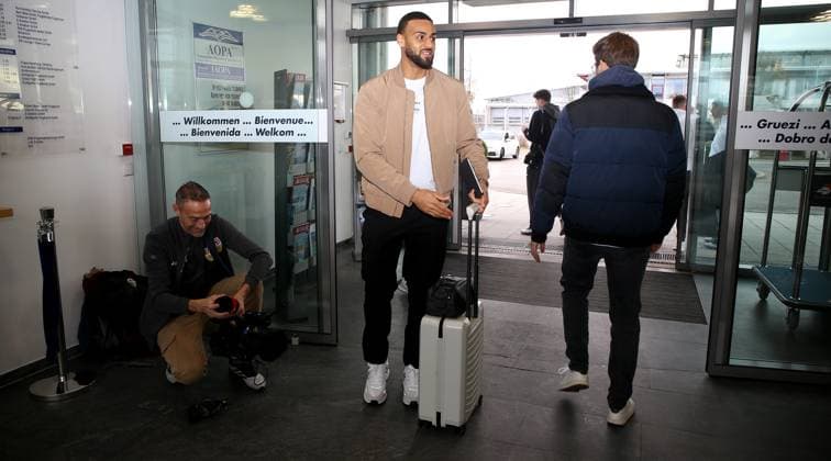 BAU 26.11.2024 Stuttgart Fußball VfB Stuttgart Abflug nach Belgrad, Josha Vagnoman (Mitte)
