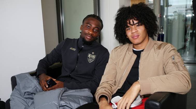 BAU 26.11.2024 Stuttgart Fußball VfB Stuttgart Abflug nach Belgrad, v.l. Benjamin Boakye, Anrie Chase