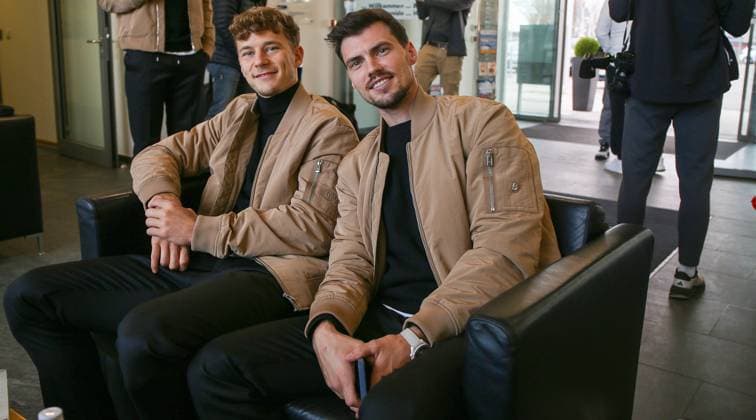 BAU 26.11.2024 Stuttgart Fußball VfB Stuttgart Abflug nach Belgrad, v.l. Yannick Keitel, Pascal Stenzel