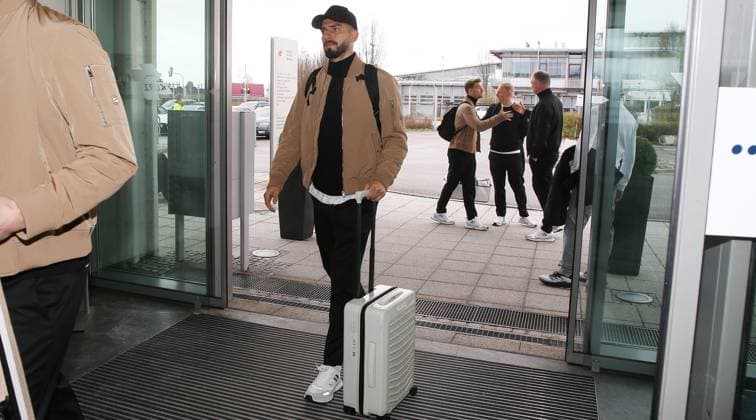 BAU 26.11.2024 Stuttgart Fußball VfB Stuttgart Abflug nach Belgrad, Fabian Bredlow, hinten Maximilian Mittelstädt