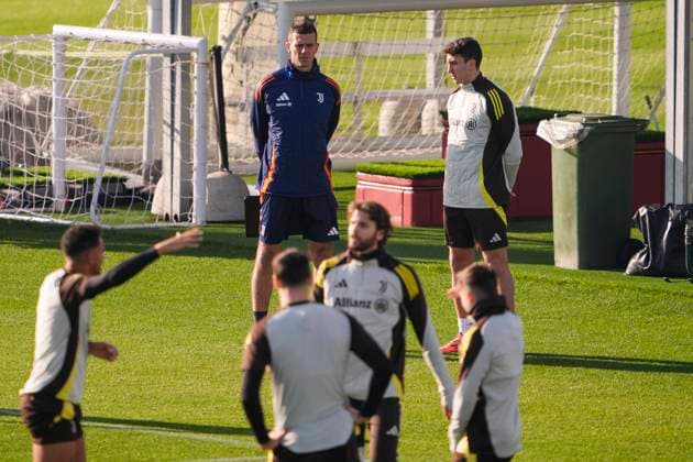 Sport Bilder des Tages Juventus head coach Thiago Motta look training session at JTC Continassa in Turin on the eve of their League Phase, Matchday 5 of UEFA Champions League football match against Aston Villa - November 26, 2024. - Soccer .  Copyright: xFabioFerrari LaPressex