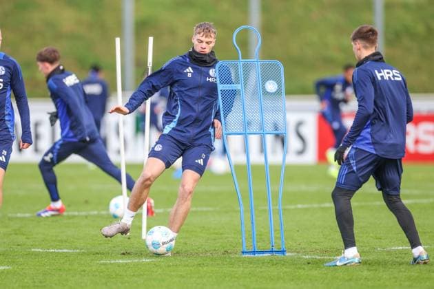 Sport Themen der Woche KW48 Sport Bilder des Tages 26.11..2024, Fussball, Saison 2024 2025, 2. Bundesliga, Training FC Schalke 04, Emil Hojlund Hojlund (FC Schalke 04) Gelsenkirchen NRW Deutschland xRHR-FOTO TRx *** 26 11 2024, Football, Season 2024 2025, 2 Bundesliga, Training FC Schalke 04, Emil Hojlund Hojlund FC Schalke 04 Gelsenkirchen NRW Germany xRHR PHOTO TRx Copyright: TimxRehbein RHR-FOTOx RHR-FOTO TR