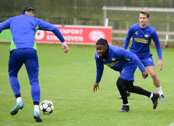 EINDHOVEN - Armando Obispo, Luuk de Jong, Johan Bakayoko of PSV during a training session ahead of tomorrow s Champions League match against Shachtar Donetsk. ANP OLAF KRAAK xVIxANPxSportx xxANPxIVx 514325152 originalFilename: 514325152.jpg