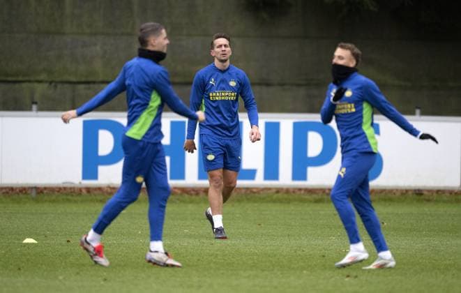 EINDHOVEN - Joey Veerman, Luuk de Jong and Noa Lang of PSV during a training session ahead of tomorrow s Champions League match against Shachtar Donetsk. ANP OLAF CRACK xVIxANPxSportx xxANPxIVx 514325599 originalFilename: 514325599.jpg
