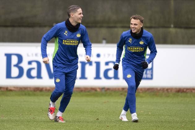 EINDHOVEN - Joey Veerman, PSV s Noa Lang during a training session ahead of tomorrow s Champions League match against Shachtar Donetsk. ANP OLAF CRACK xVIxANPxSportx xxANPxIVx 514325604 originalFilename: 514325604.jpg